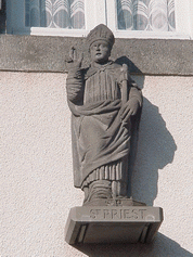 St Priest statue devant maison.gif