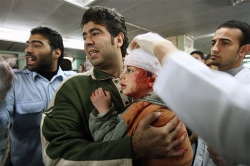 gaza un enfant palestinien blessé par une frappe israélienne.jpg