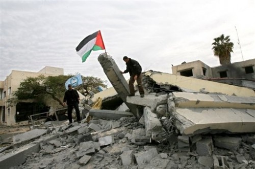 Gaza Khan Younès ruines et drapeau palestinien.jpg