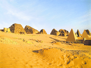 Nécropole de Méroé Soudan.gif