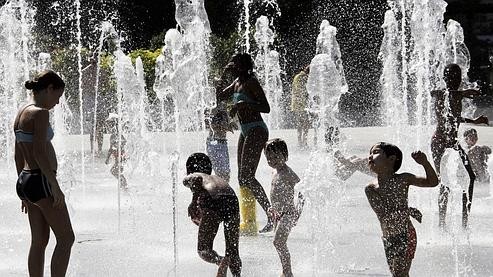 Enfants parisiens sous des fontaines - Le Figaro.jpg