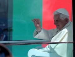 Pape arrivée à Lisbonne.jpg