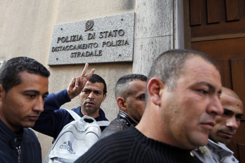 En-Italie-un-migrant-tunisien-attend-ses-documents-pour-passer-la-frontiere_scalewidth_630.jpg