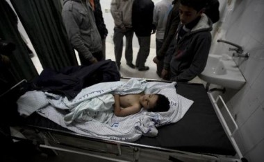 frere-fillette-palestienne-trois-ans-morte-hala-abu-sabikha-a-hopital-a-deir-al-balah-bande-gaza-24-decembre-2013-1464873-616x380.jpg