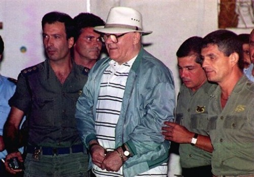 Demjanjuk en 1993 lors de son tranfert d'Israël vers les EU..jpg