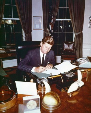 John Kennedy à son bureau.jpg