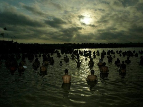 Eclipse pélerins se baignant à Allahabad.jpg