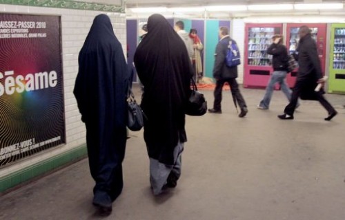 Burqas dans le métro.jpg