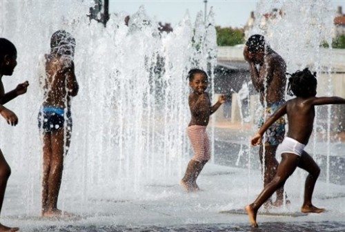 Enfants noirs sous fontaine à Lyon.jpg