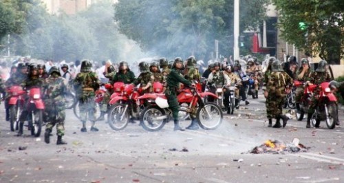 Iran police anti-émeute à moto20 juin 09.jpg