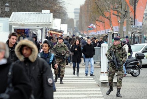 Champs Elysées soldats.jpg