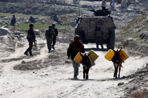 Afgha - ânes et soldats.jpg