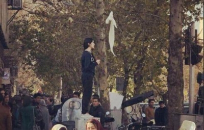 960x614_photo-jeune-femme-iranienne-brandissant-voile-pleine-rue-devient-symbole-manifestations.jpg
