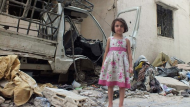 sans-titre.png  petite fille  ruines syrie.png