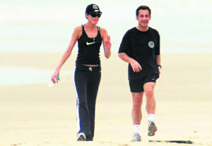 Carla et Sarkôzy jogging sur la plage Itacaré.gif