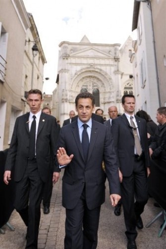 Loudun gardes du corps 16 avril 09 Sarkozy.jpg