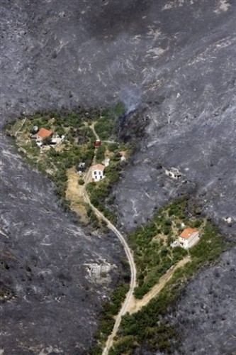 Incendie de marseille maisons sauvées des flammes dans le vallon de la Laouve.jpg