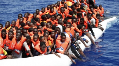 image-fournie-par-la-croix-rouge-italienne-de-migrants-secourus-au-large-de-la-libye-le-18-aout-2016-1_5659659-600x338.jpg