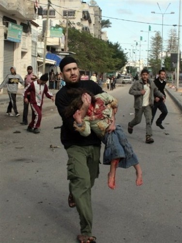 Gaza fuite bombardements - enfant blessée.jpg