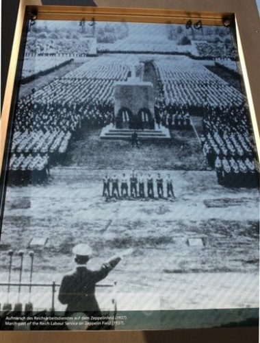 Affiche Hitler à Nuremberg saluant les troupes nazies -.jpg