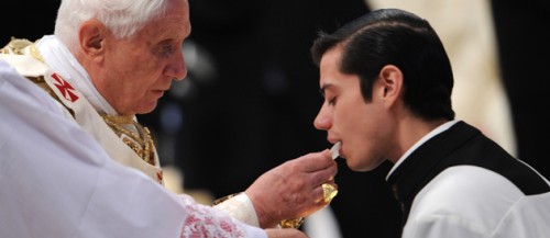 communion donnée par le pape.jpg