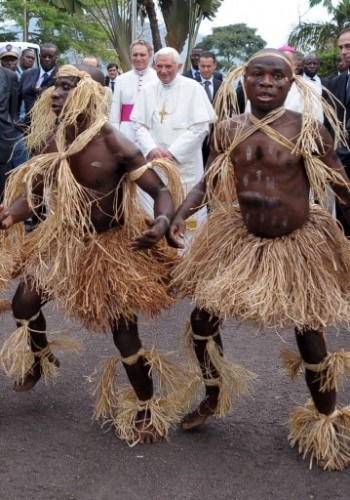 Pygmées dansent devant le pape 20 mars 09.jpg