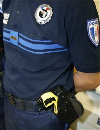 Arme taser policier municipal.jpg