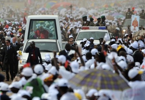 Luanda pape en papamobile foule 22 mars 09.jpg