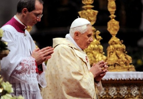 Benoît XVI avant messe de minuit 24.12.09.jpg
