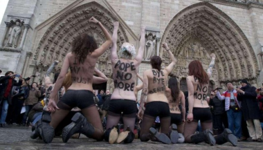sans-titre.png Femen parvis.png