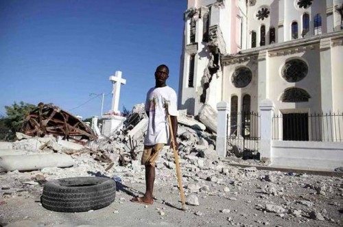 haiti - homme amputé devant ruines.jpg