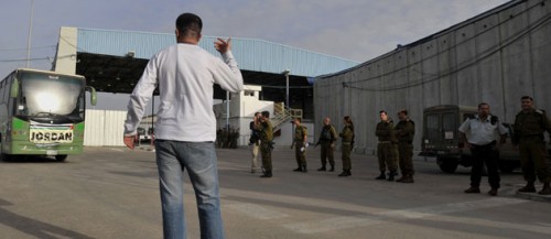 Convoi médecins jordaniens en attente à Erez.jpg