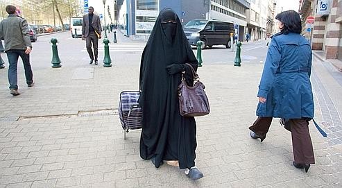 Feme en burqa avec caddy.jpg