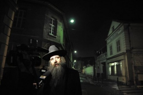 Rabbin de St denis devant sa synagogue à St denis.jpg