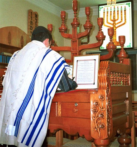 Juif d'Iran en train de prier synagogue de Shiraz 1999.jpg