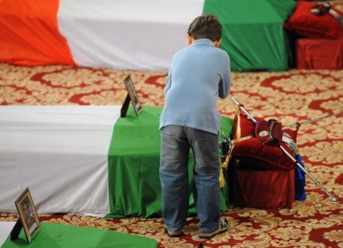 Italie enfant près du cercueil de son père.jpg