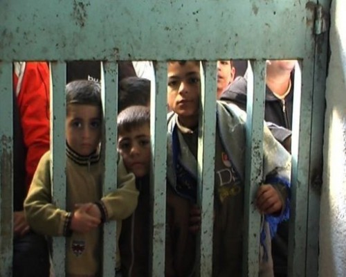 Enfants palestiniens enfermés à Gaza - barreaux - 13 janv 09.jpg