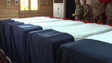 les-cercueils-exposes-dans-une-chapelle-ardente-de-10-soldats-2602422_1378.jpg