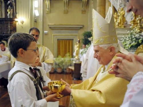 Benoît XVI célèbre la messe avec des enfants.jpg